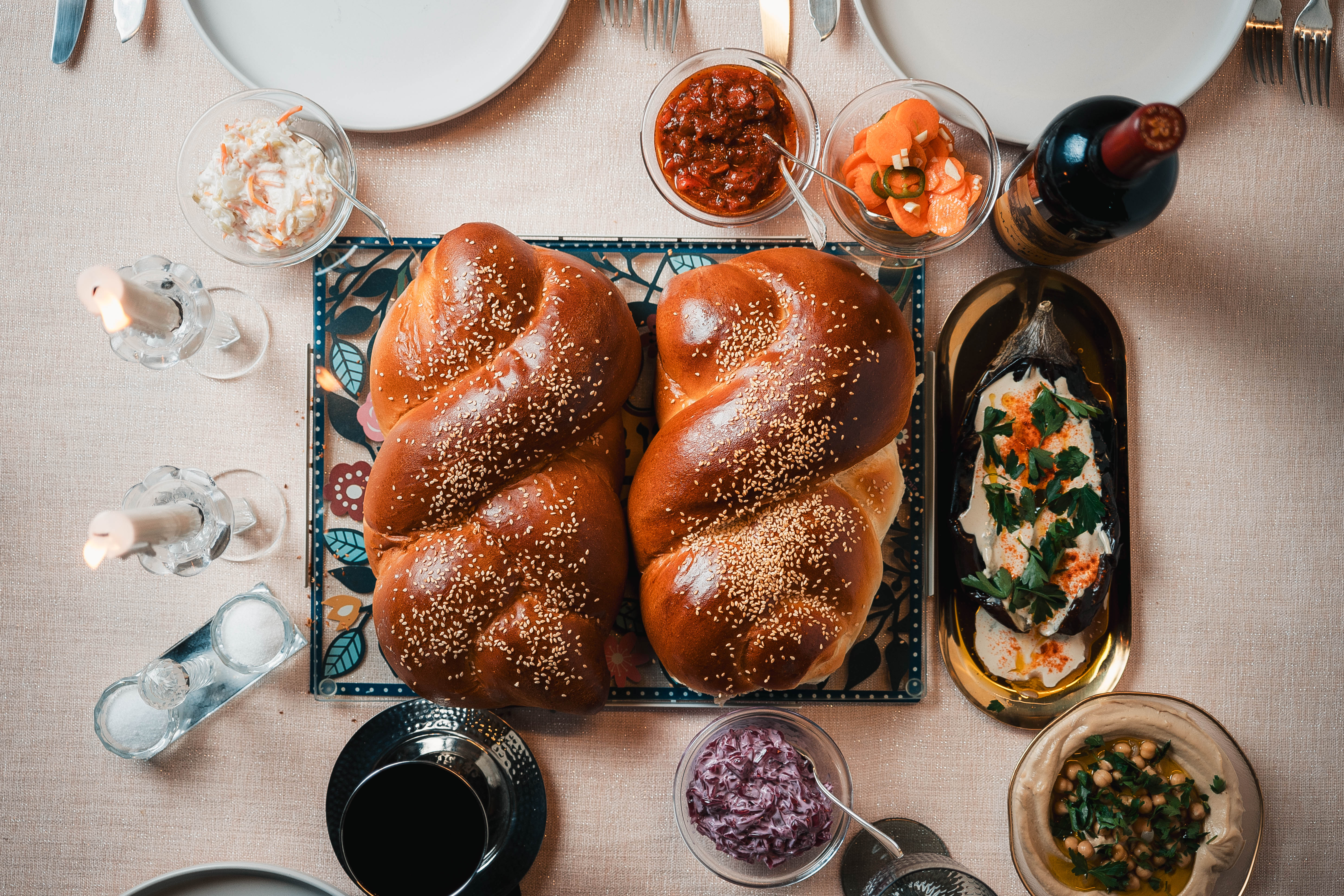 שתי ידיים מעבירות חלה — מאפיית לב יהודה